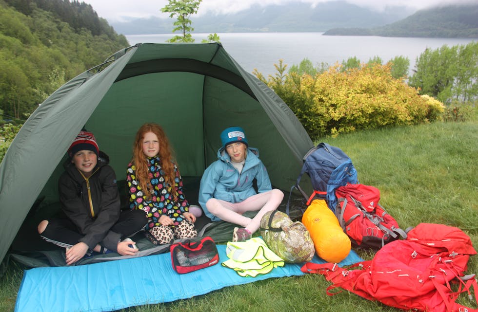 Gudmund (12) (t.v.), Johanna (8) og Anna Håland Miljeteig (10) frå Sandeid likar å overnatta i telt når dei er på tur.
Foto: Irene Mæland Haraldsen