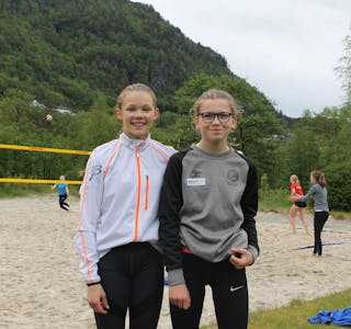 Bertine Skipevåg Tveit (13) og Vår Ravndal Eikevik (13) på regionssamling i Vikedal.
