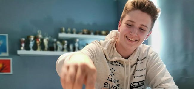 Sander Fuglestein (14)


 går inn i ei travel tid med store meisterskap. Allereie i mai er det sjakk-NM i Drammen. Deretter ventar EM i Bratislava og VM i Mumbai.  
Foto: Sirianne Vikestad