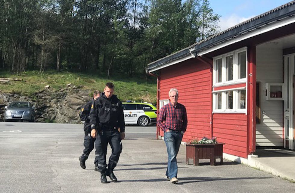 Politiet gjorde måndag føremiddag undersøkingar etter nok eit innbrot ved Bjoa skule. Til høgre er rektor Gunnar Norenes.
FOTO: GRETHE HOPLAND RAVN
