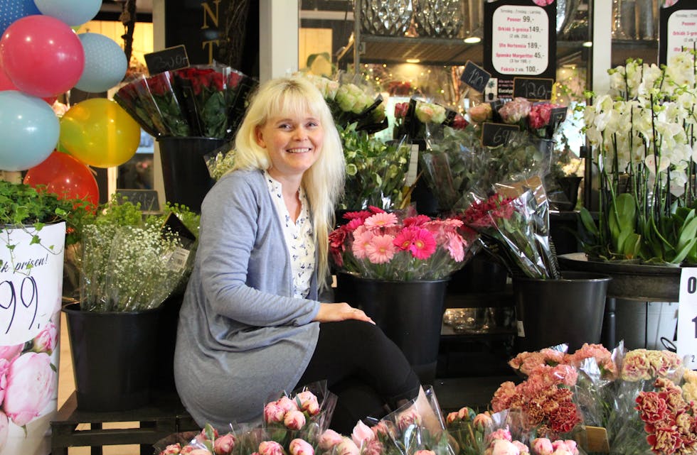 Jorunn Halsnes har drive blomsterbutikk i 25 år, og driv i dag butikken Jorunn og Joanas blomsterverksted i Etne senter.
Foto: Grethe Hopland Ravn