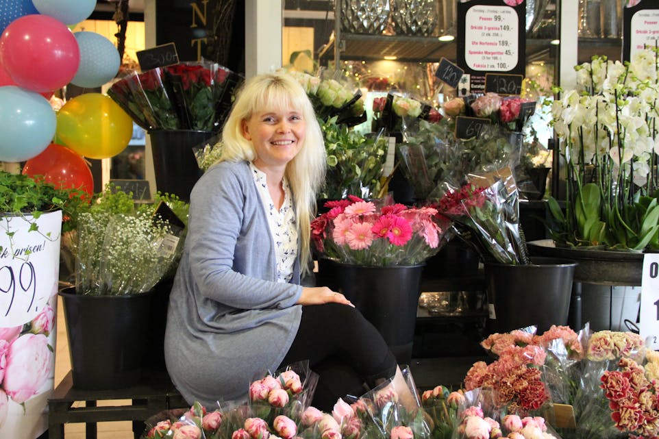 Jorunn Halsnes har drive blomsterbutikk i 25 år, og driv i dag butikken Jorunn og Joanas blomsterverksted i Etne senter.
Foto: Grethe Hopland Ravn
