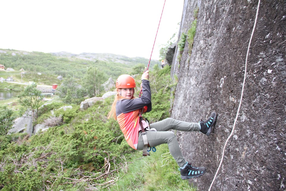 Mariell Rødne Brataas vel nede igjen etter ein rundtur i klatreløypa på Hjørnås.
Foto: Øystein Silde Frønsdal