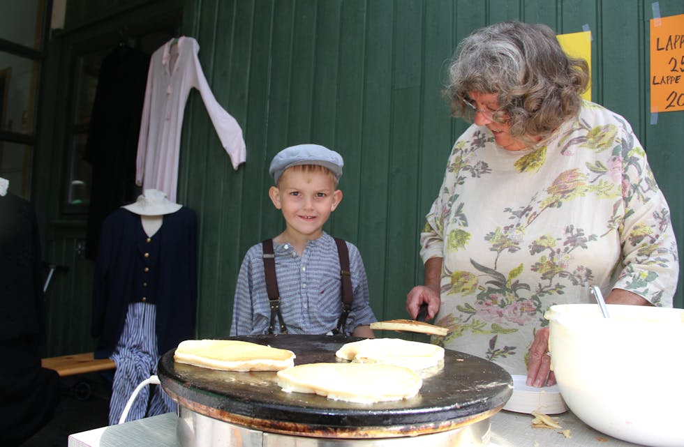 Odin Sandvik Håland likte godt lappane med bacon som bestemor Astrid Håland steikte.

Foto: Øystein SIlde Frønsdal