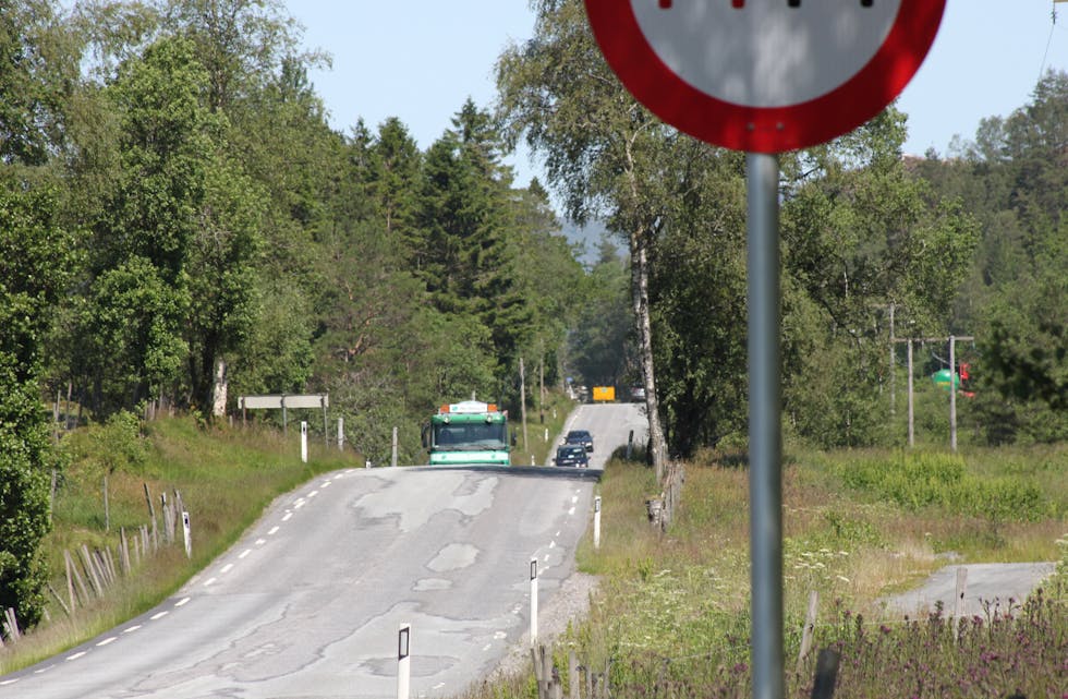 Den vesle bakketoppen på E134 ved Opheim skjuler mange motgåande bilar. Planane om å fjerna humpen før ferietrafikken sette inn, er utsett.
Foto: Arne Frøkeda