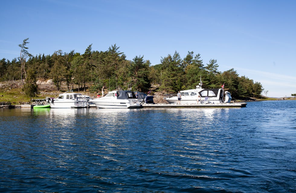På Romsa-øyane finst det ulike kaiar ein kan leggja til med båt. Her ligg båtar til kai i Herøyvadet.
Arkivfoto: Anita Haugland
