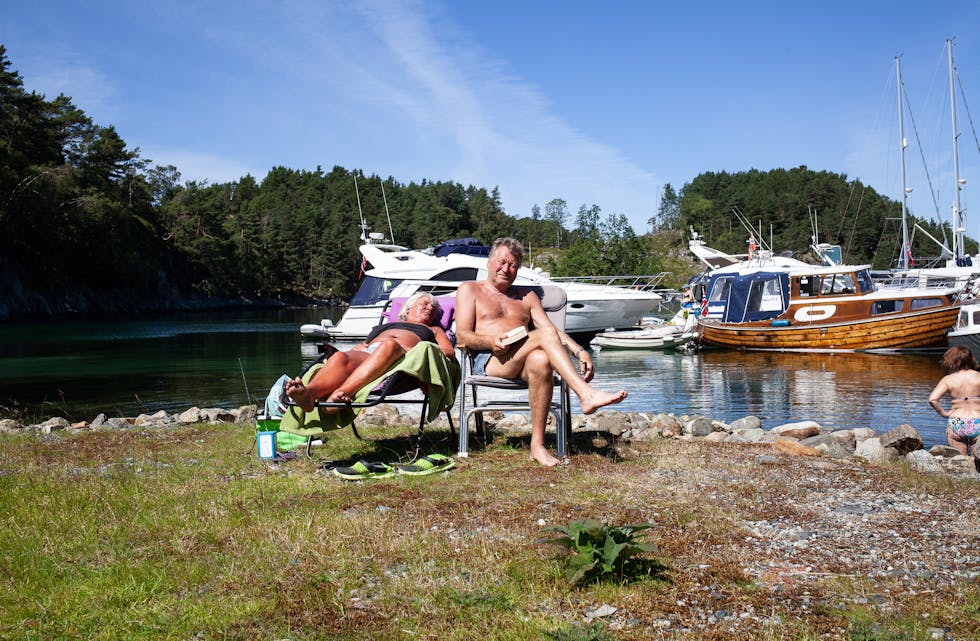 Anne-Karin Frønsdal (65) og Kristian Hauge (72) nyt sommardagane på Romsa-øyane.
Foto: Anita Haugland 