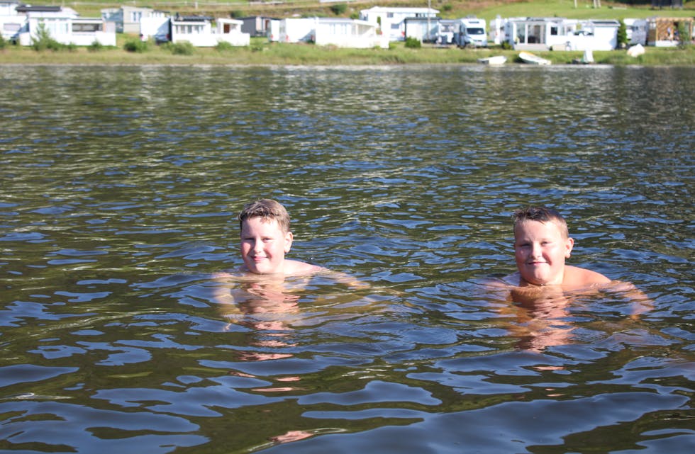 Kompisane Fillip Hemnes og Martin Nordstrand tok eit bad i sommarvarmen.