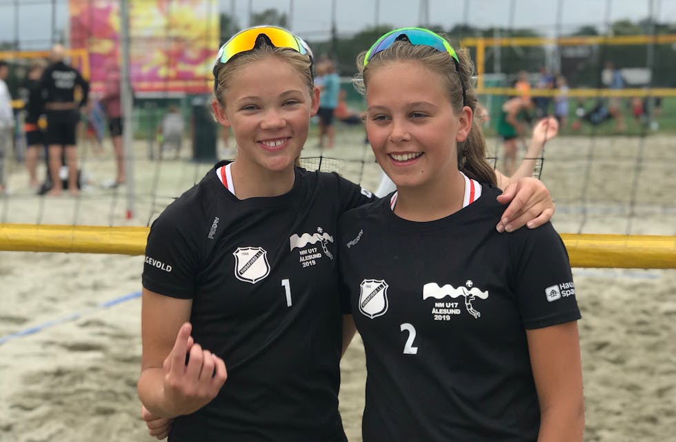 Bertine Skipevåg Tveit og Vera Gjerde deltok i to klassar i junior-NM, der fleire lokale stilte til start. FOTO: PRIVAT