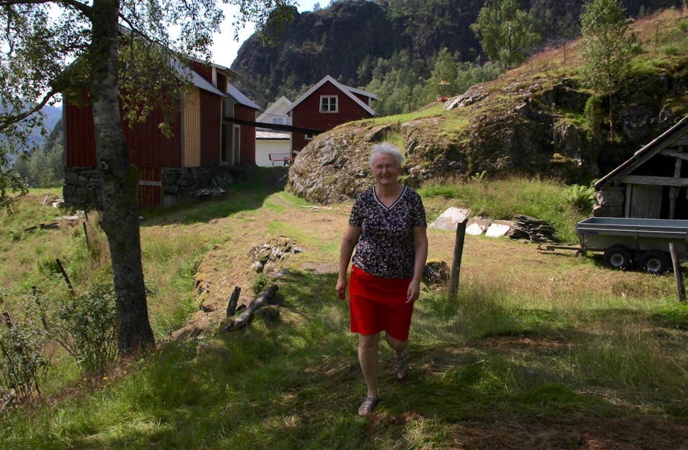 Oddny Miljeteig har trødd sine barnesko på Tøsse i Åkrafjorden, staden ho gjerne omtalar som Hjartestaden i Lengtefjorden. 
Foto: Grethe Hopland Ravn
