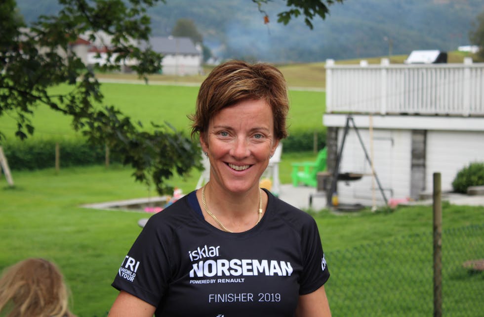 Ann Åse Stava sikra seg ein tredjeplass i Norseman Xtreme Triathlon. Det gav ho ei svart t-skjorte og startnummer i neste års utgåve.Foto: Øystein Silde Frønsdal