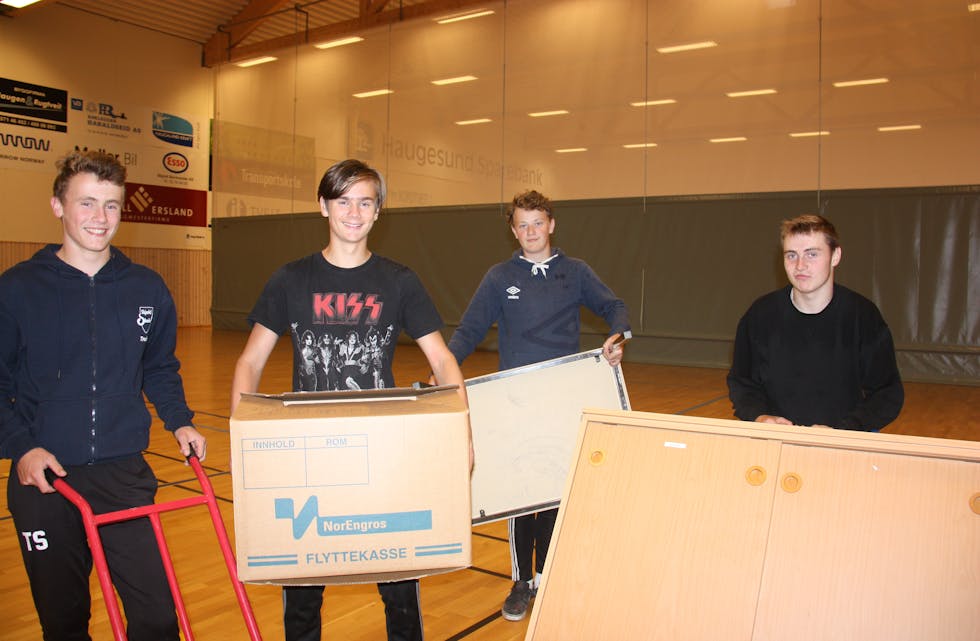 Truls Skjold (16) t.v, Emil Haugen (16), Vebjørn Hustoft (15) og Jørgen Amundsen (16) hjelper til med flytting før skulestart.
Foto: Irene Mæland Haraldsen