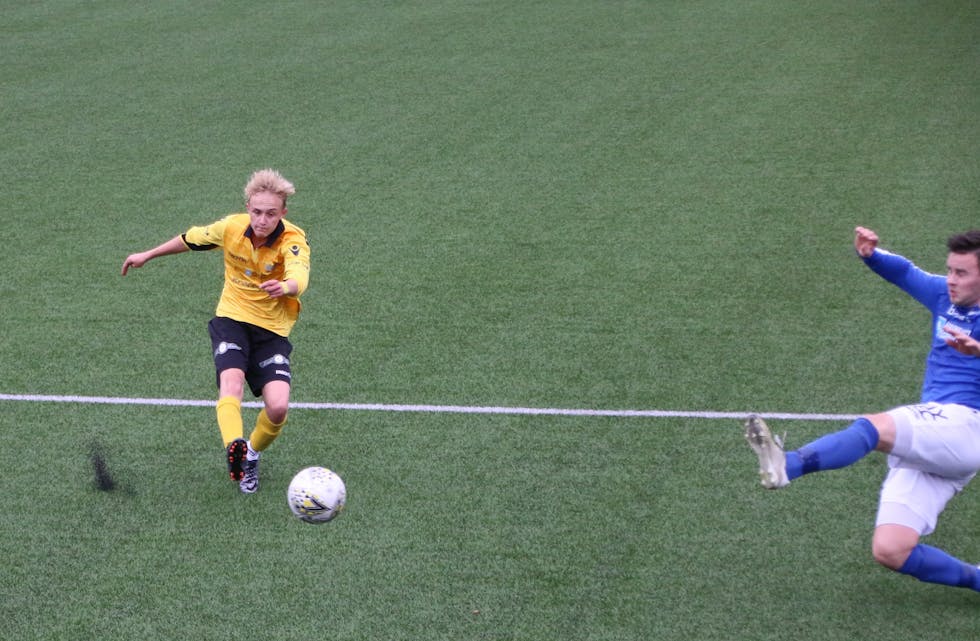 Tobias Haugen Moe skyt ballen i mål til 1-0 leiing mot Haugar. Foto: MAGNE SKÅLNES