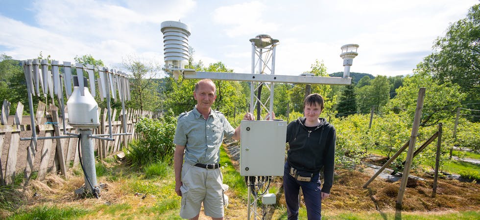 Lars Kjetil Flesland og sonen Lars Jørund ved klimastasjonen i Etne som stadig sender rekordmålingar til meteorologane.
ARKIVFOTO: TORSTEIN TYSVÆR NYMOEN