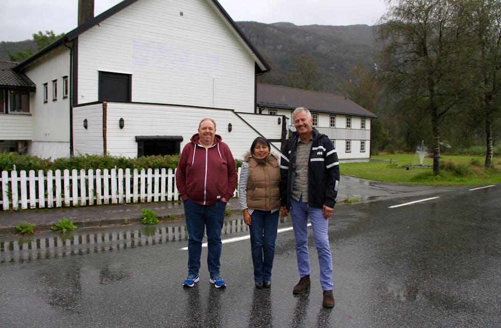 Ingvald Ryan Endresen (t.v.), og ekteparet Marion og Terje Vikse framfor eigedommen dei kjøpte saman i juli. Her samlar dei seg om den kristne bodskap.
Foto: Grethe Hopland Ravn