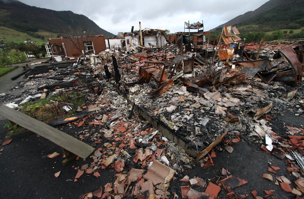 Vindafjordhallen brann ned til grunnen natt til 22. juli i fjor. 
Arkivfoto: Jon Edvardsen