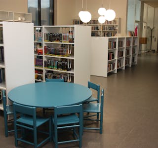 Det nye biblioteket rommar 23.000 bøker. Den gamle sittegruppa for barn har fått seg eitt strøk lakk og er like god som ny. Foto: Irene Mæland Haralsen
