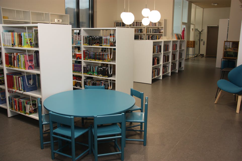 Det nye biblioteket rommar 23.000 bøker. Den gamle sittegruppa for barn har fått seg eitt strøk lakk og er like god som ny. Foto: Irene Mæland Haralsen