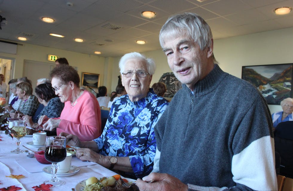 Kjøttkakene fall i smak. F.h. Sigvald Krokedal (83), Margit Lilleland (86) og Anna Lilleland (88) under matglede-dag i Ølen.
Foto: Øystein Birkenes