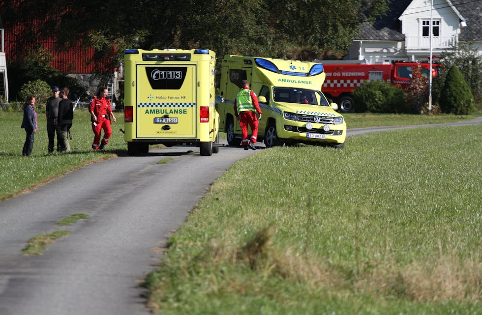 To ambulansar og mannskap frå brannvesenet rykte ut til ulukka der ei kvinne klaga over smerter i ryggen etter ei uheldig landing med paraglider. Foto: Jon Edvardsen