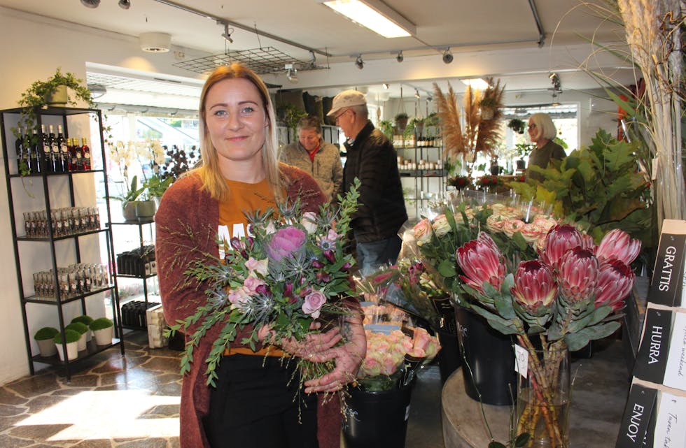 Birthe Eliassen er glad for å kunne invitere til oppussa og gjenopna blomsterbutikk i Skånevik sentrum.
Foto: Øystein Birkenes