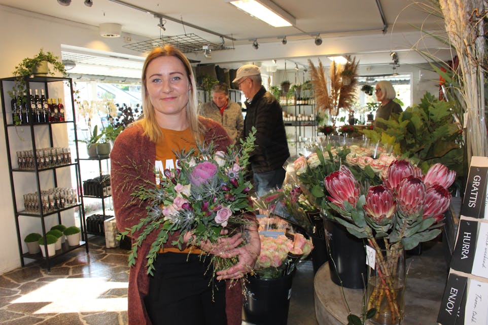 Birthe Eliassen er glad for å kunne invitere til oppussa og gjenopna blomsterbutikk i Skånevik sentrum.
Foto: Øystein Birkenes