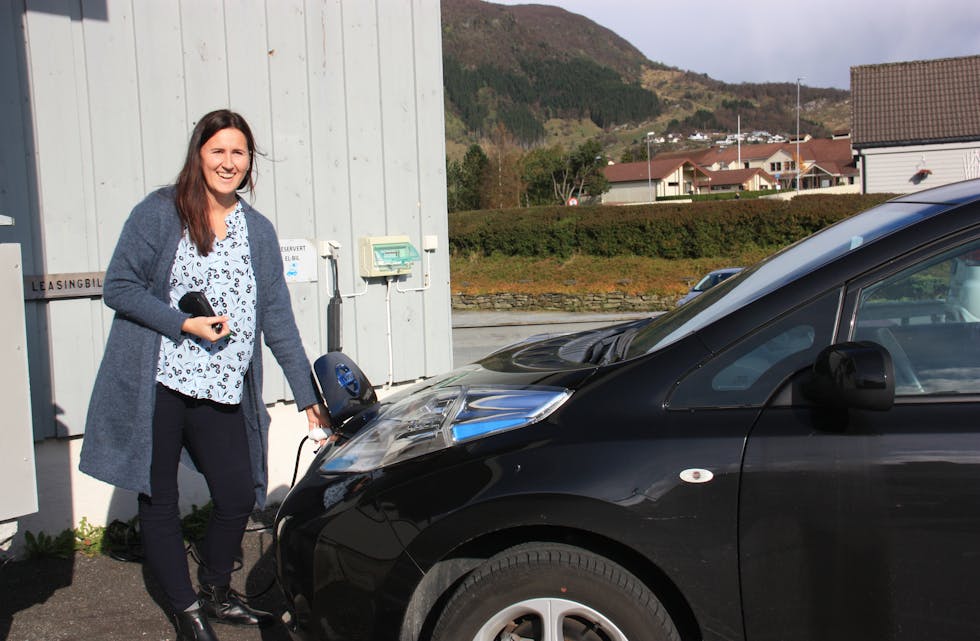 Trine Sørensen er svært nøgd med å bruke kommunen sin el-bil i arbeidskvardagen.
Foto: Irene Mæland Haraldsen