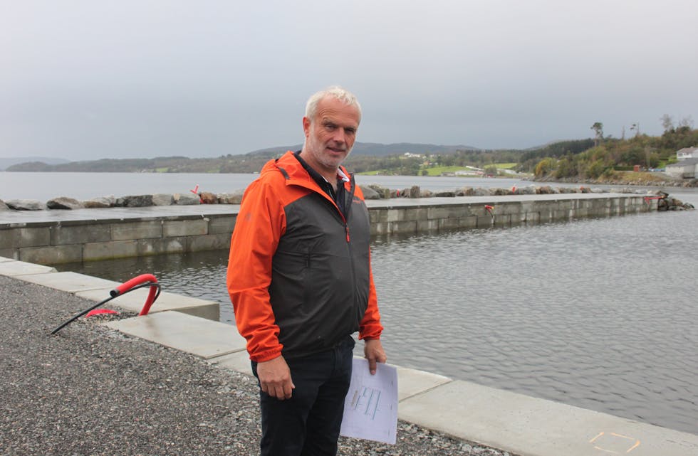 Arne Gunnar Habbestad er dagleg leiar i Omega Hus AS og Vikaneset Panorama. Bak han er den nye båthamna i Skjoldavika som snart er klar til bruk.