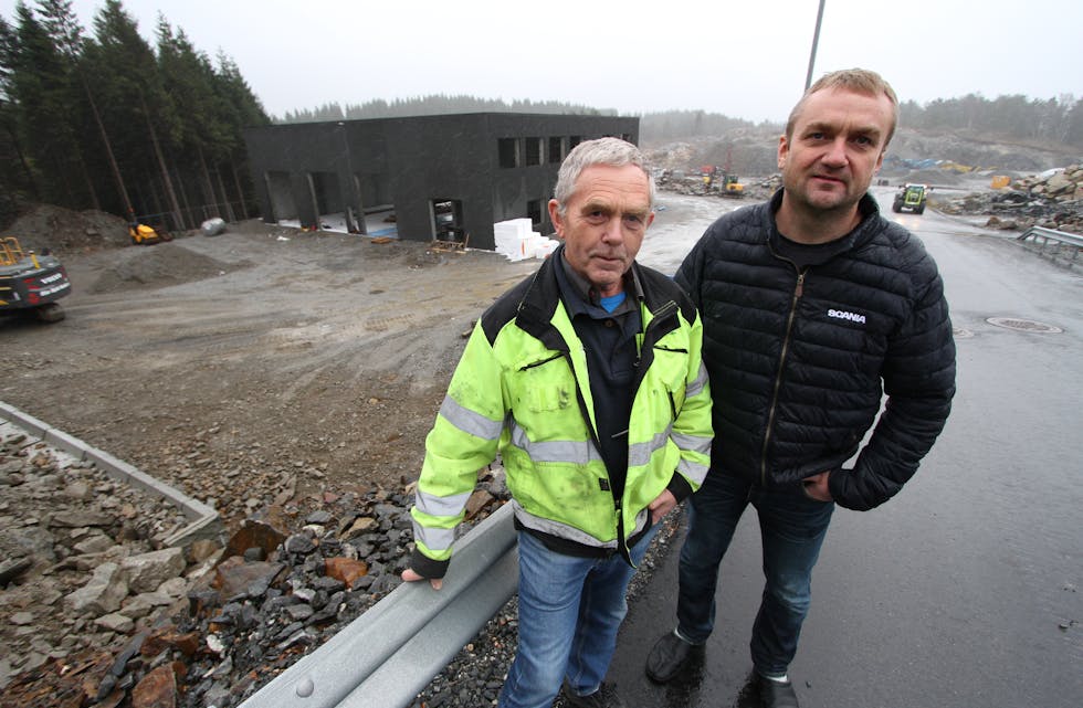 Jakob (t.v.) og Endre Krakk i Krakk Transport AS ser fram til at nybygget på næringsområdet på Knapphus blir ferdig. Der blir det både vaskehall og fasilitetar for sjåførane. Foto: Jon Edvardsen