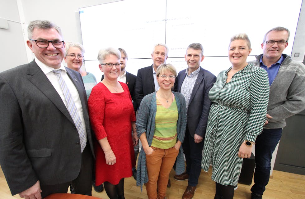 Det nye formannskapet i Vindafjord: Ordførar Ole Johan Vierdal (Sp), Solveig Hortmann (Sp), Tove Elise Olsen Frøland (Ap), Mats Årvik (Frp).), Modolf Haraldeid (H), Anne Cecilie Berentsen (Sp), Gustav Fosse (KrF), Therese Nesheim (H) og Jan Idar Haugen (Sp). Foto: Jon Edvardsen