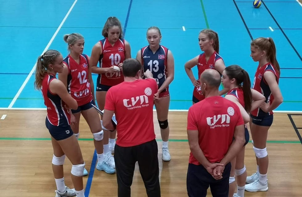 Ella Skipevåg Tveit (i blå drakt) synest det er kjempespennande å bli tatt ut på junior-landslaget i volleyball.
Foto: Privat