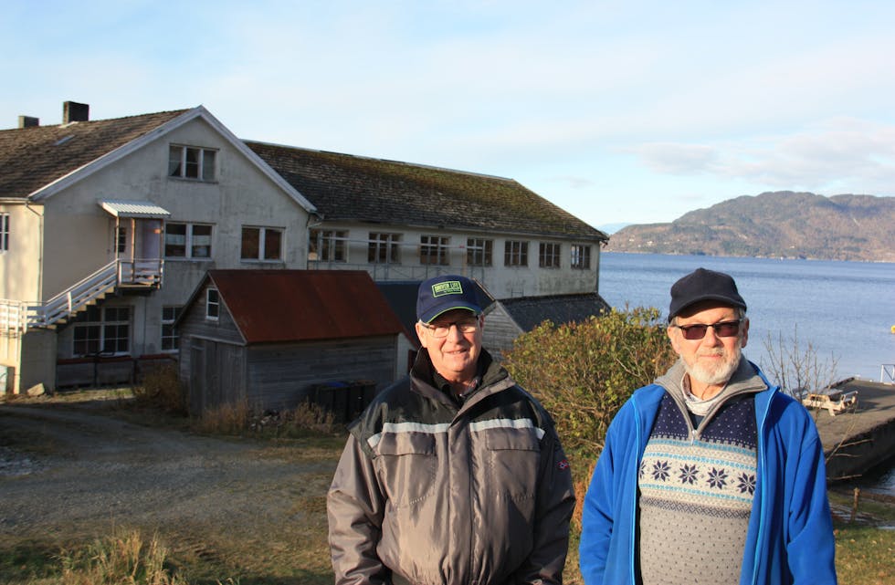Sigurd Eikemo (t.v.) og Sigmund Børhaug ser fram til å få nytt tak  på bygningen som husar Norsk Motormuseum i Skånevik.
Foto: Irene Mæland Haraldsen