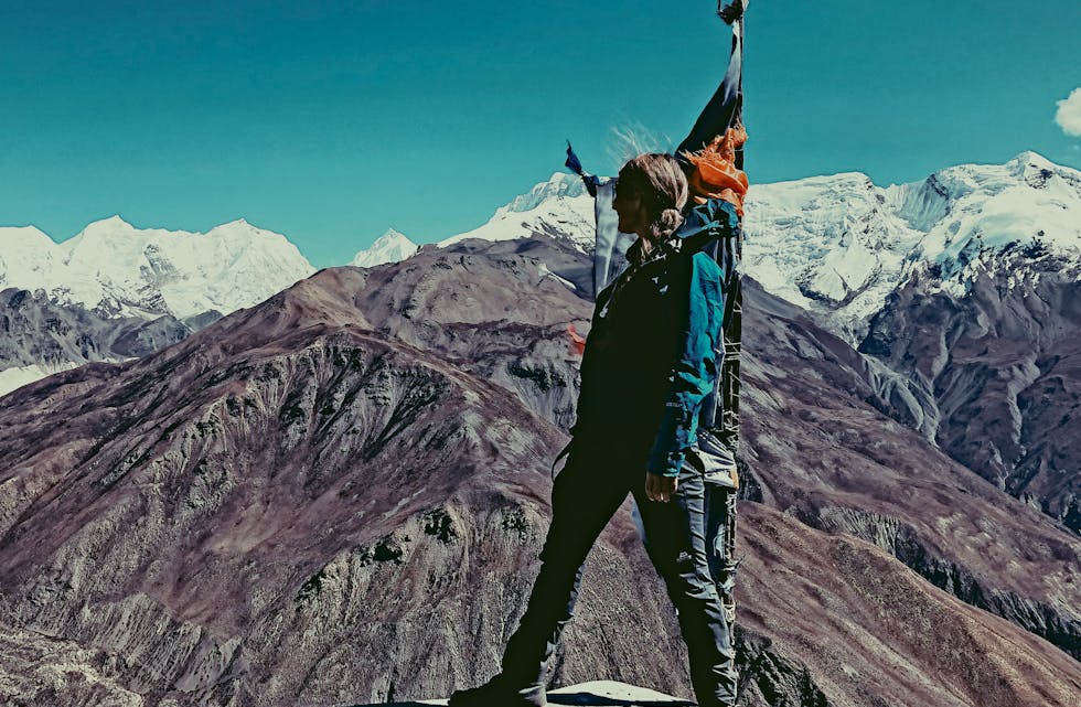 Likar seg blant høge toppar. Moa i positur i det råville og utfordrande landskapet i Nepal-fjellet.

FOTO: Privat