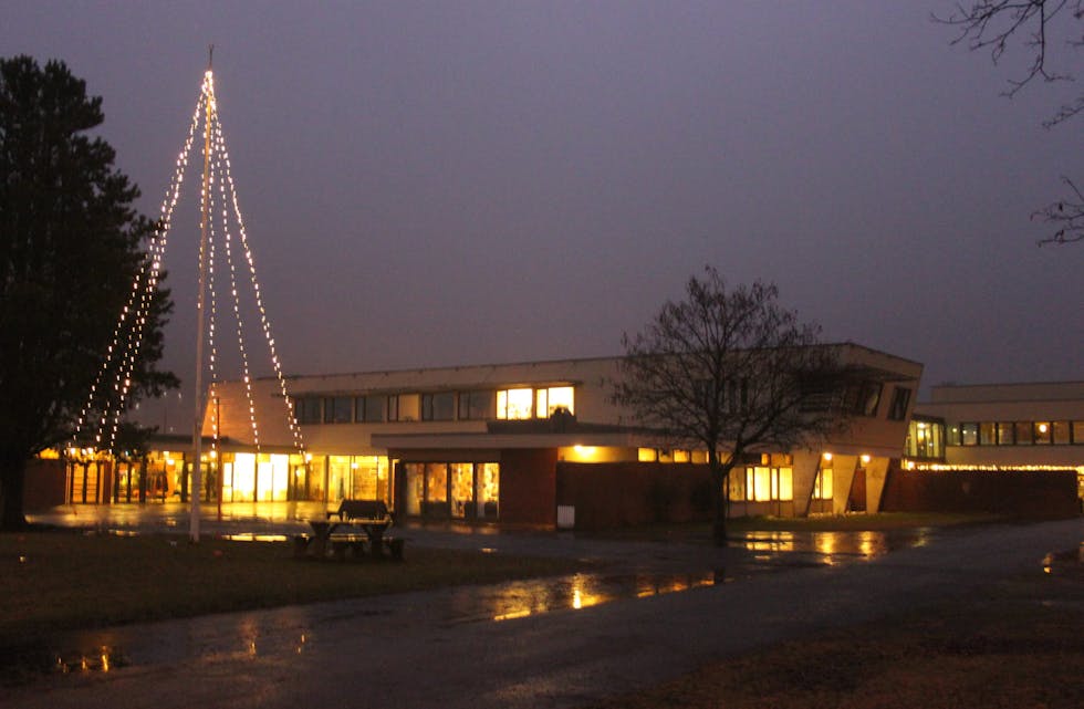 FAU ved Enge skule med sterk appell til politikarane om å unngå dramatiske kutt i skulen.
Foto: Arne Frøkedal