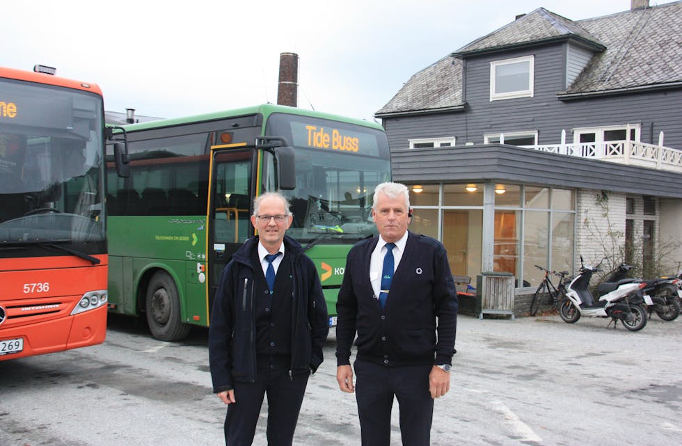 Bussjåførane Jan Kåre Lygre (t.v) og Kjell Bjarne Rolland har store problem med å køyra trygt inn og ut av bussterminalen i sentrum.
Foto: Irene Mæland Haraldsen