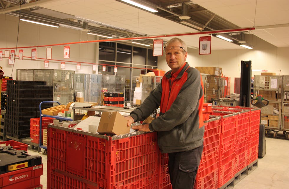 Distribusjonsleiar Lars Ove Vestbø ved avdelinga i Sandeid har fullt trykk med julepost før jul.
Foto: Irene Mæland Haraldsen