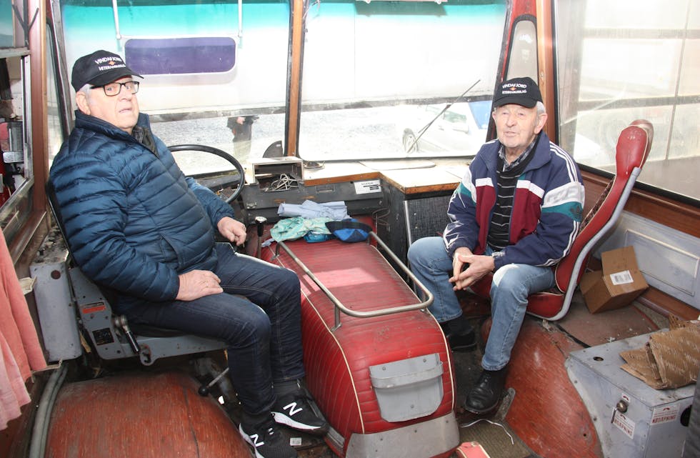 På plass i Skjold. Bjarne Vestre (84) og broren Ommund Vestre (85) frå Haugesund har mange år bak rattet i den 45 år gamle Scania-bussen.
Foto: Irene Mæland Haraldsen