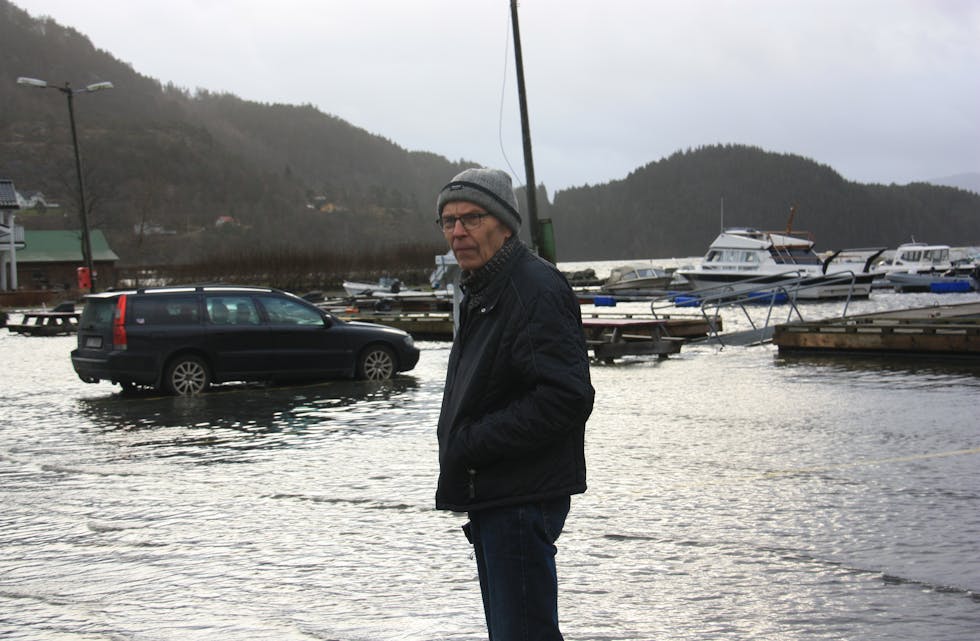 Harald Stølsmark frå Vikedal hadde tatt turen til småbåthamna der vatnet gjekk langt innover kaikanten.
Foto: Irene Mæland Haraldsen
