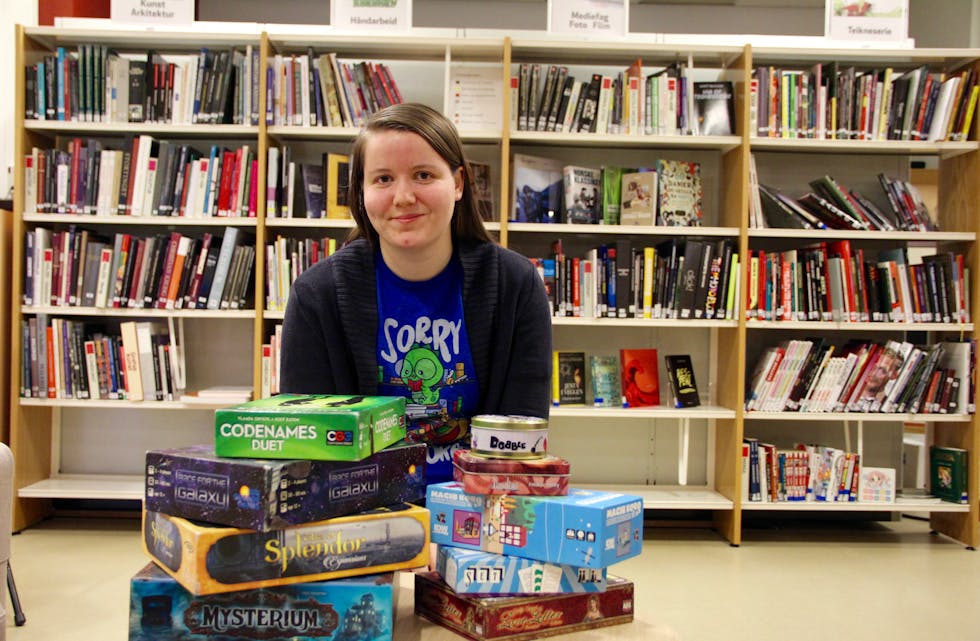 Bibliotekleiar i Etne, Gjertrud Fludal, håpar mange viser interesse i å vera med på å spela brettspel i biblioteket.