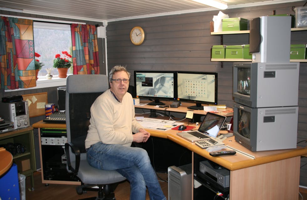 Sigurd Lundal i det nye studioet sitt heime på Teigland i Åkrafjorden.
Foto: Anne-Britt Grindheim
