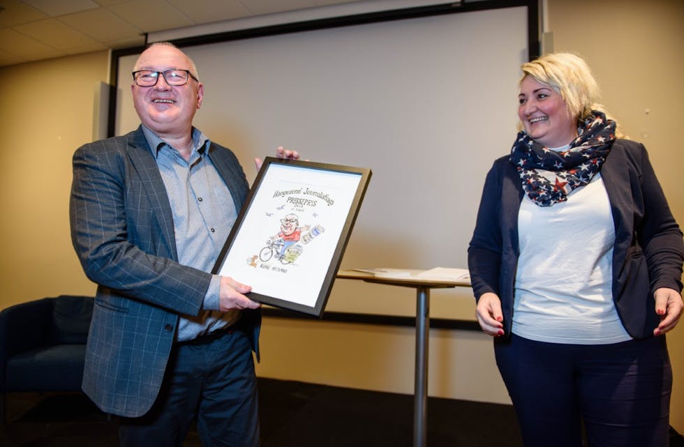 Rune Hetland blei overraska med å få Presseprisen 2019 av Haugesund Journalistlag, her representert med Grethe Hopland Ravnd. Foto:
