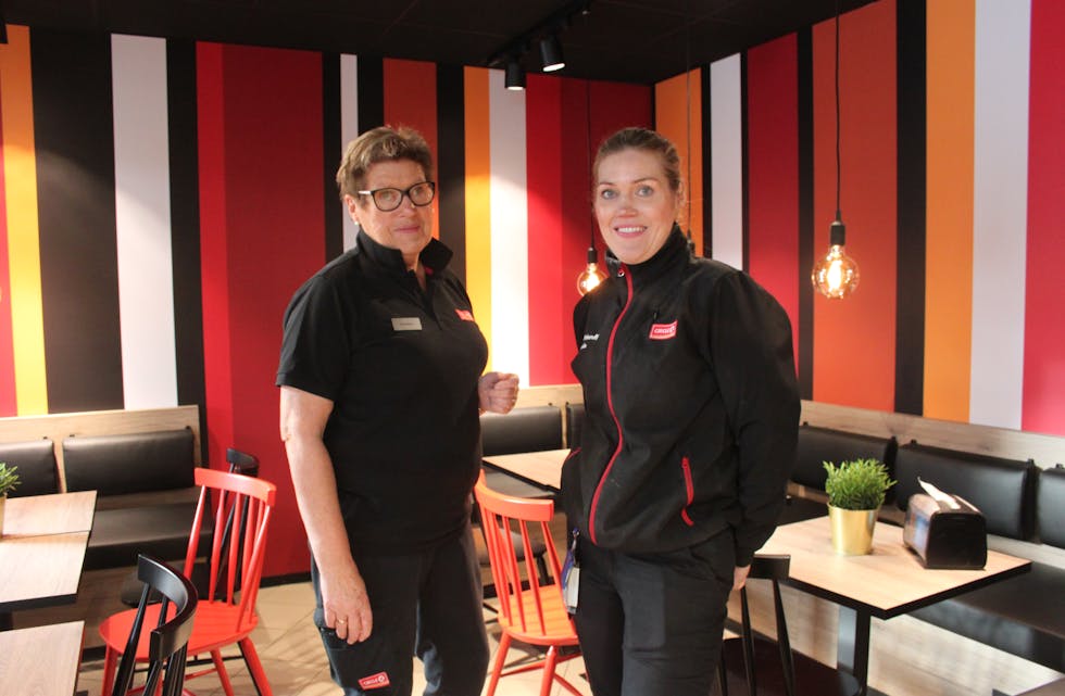 Butikksjef Anita Berge og mor Gunnbjørg Berge ønskjer velkommen til heilt ny butikk på Circle K i Ølensvåg, som opna  fredag.
Foto: Øystein Birkenes 