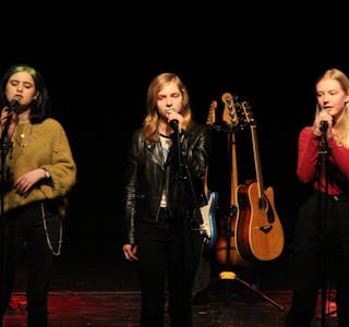 Etne Ungomskor. Frå venstre Ingrid Hustvedt, Line Dakineviciute og Helena Heggelund Solheim framførte låten "Bellyache" av Billie Eilish.