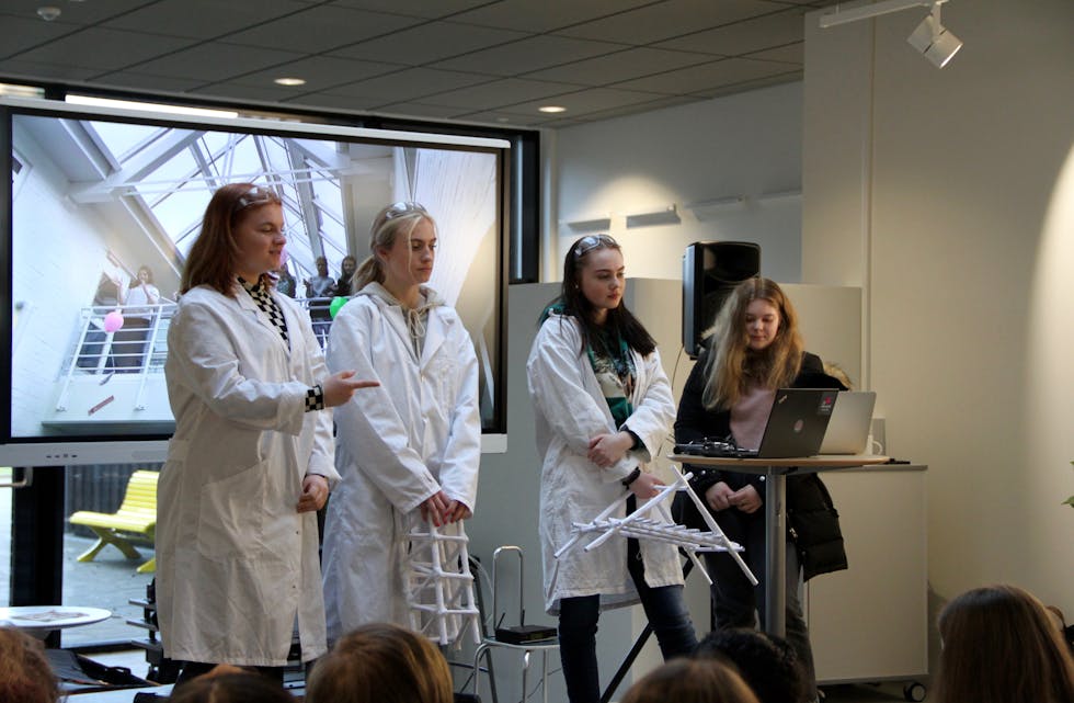 Frida Sandvik, Josefine Gjerde, Gina Sandvik og Rebecka Ronæs fortalte ungdomsskulejentene i salen om kor spennande teknologi- og forskingslære er. 
Foto: Grethe Hopland Ravn
