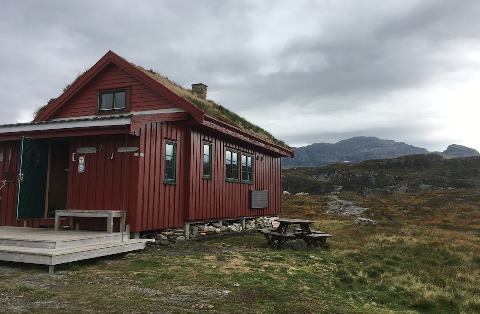Simlebu, ei av fleire av Haugesund Turistforening sine fjellhytter i Etnefjellet.
Foto: Arne Frøkedal