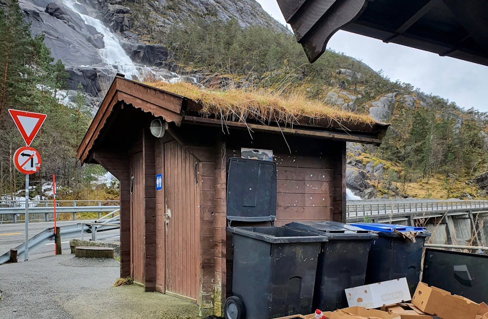 Store mengder søppel er kasta ved Langfoss rasteplass.
Foto: Privat