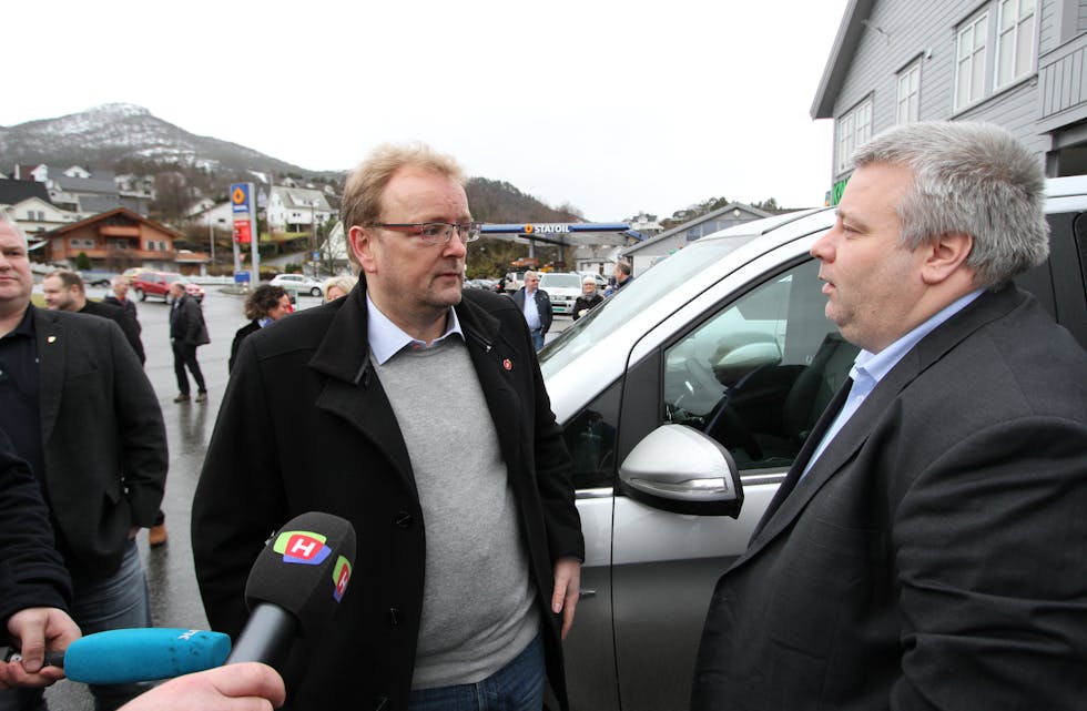 Terje Halleland (Frp) i samtale med partikollega og dåverande statssekretær i Samferdsledepartementet, Bård Hoksrud, som var i Ølensvåg for å lytte til heile Haugalandet si klare melding om å prioritere E134 som den sentrale ferdselsåra aust-vest. Slik er det ikkje i Statens vegvesen sine innspel til ny NTP.
Arkivfoto: Jon Edvardsen