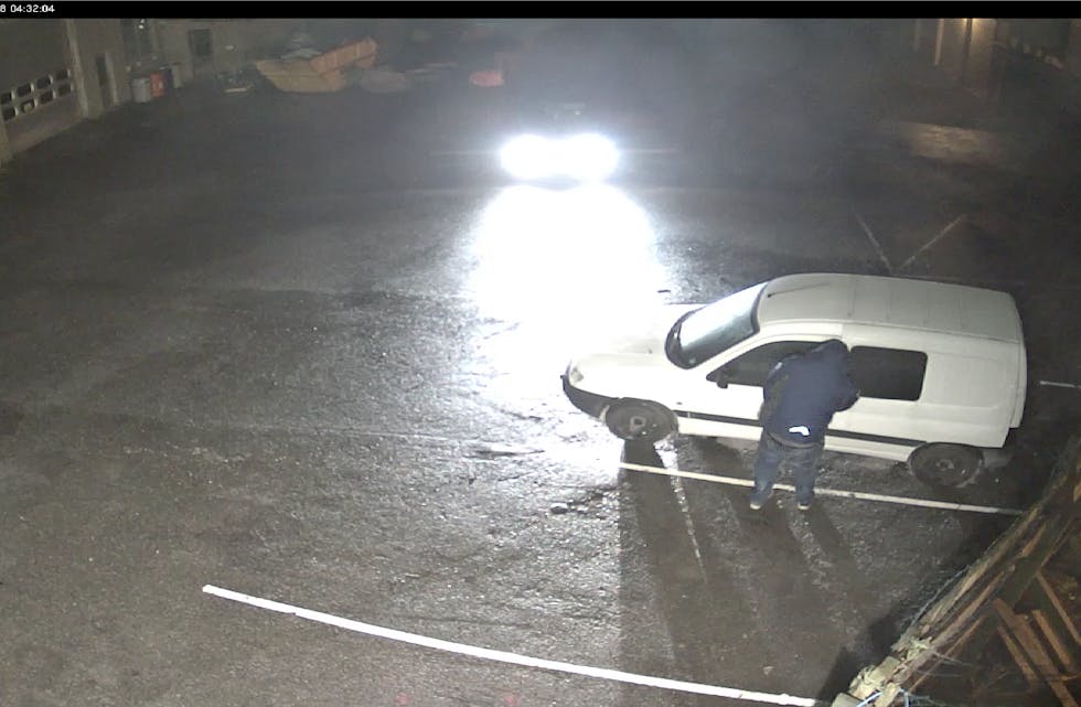 Ein person sjekkar bilen og opnar til slutt bakdøra før han gir klarsignal om å setja i gang.