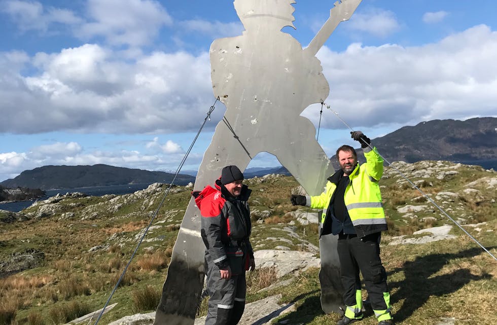 Laurdag tok Ole Jonny Jensen og Martin Håland grep og reiste den fire meter lange statuen av Gary Moore igjen. 
Foto: Privat