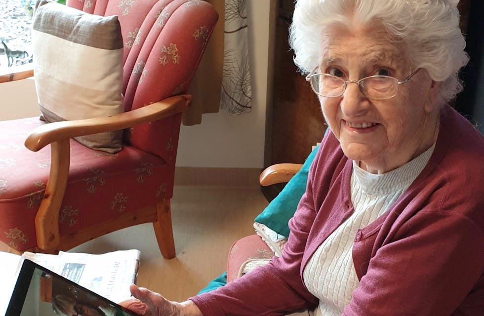 Anna Grønstad (95) får snakka med sine kjære via nettbrettet omsorgssenteret i Etne har fått i gåve.
Foto: Privat